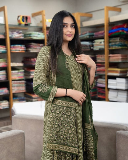 New anarkali kurta set with new style... parrten (PVCRD41)