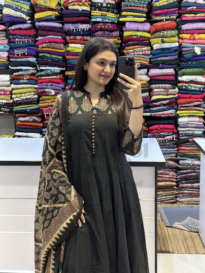 New anarkali kurta set with new style... parrten (PVCR108)